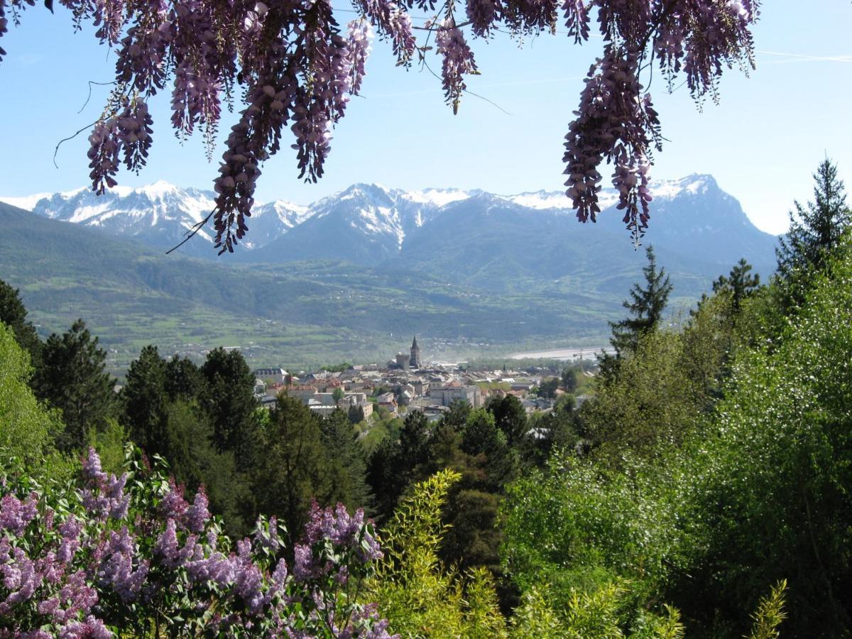 Bed and Breakfast Le Vieux Chalet Embrun Exterior foto